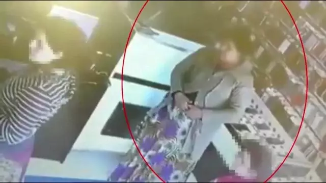 Arnavutköy'de şüphe üzerine durdurulan kadınlar telefon hırsızı çıktı: 2 kadının hırsızlık anları kamerada Arnavutköy'de şüphe üzerine durdurulan kadınlar telefon hırsızı çıktı: 2 kadının hırsızlık anları kamerada