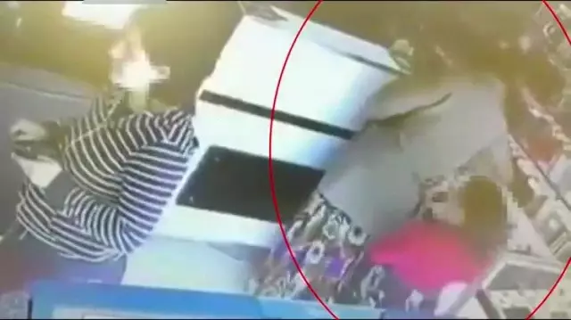 Arnavutköy'de şüphe üzerine durdurulan kadınlar telefon hırsızı çıktı: 2 kadının hırsızlık anları kamerada Arnavutköy'de şüphe üzerine durdurulan kadınlar telefon hırsızı çıktı: 2 kadının hırsızlık anları kamerada