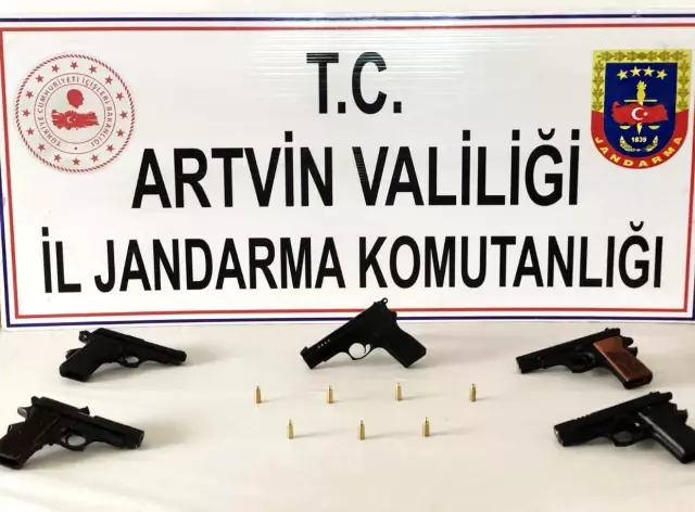 Artvin'de durdurulan araçta 5 adet ruhsatız tabanca ele geçirildi Artvin'de durdurulan araçta 5 adet ruhsatız tabanca ele geçirildi