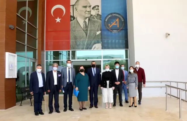 Rektör Özkan'dan İletişim Fakültesine ziyaret Rektör Özkan'dan İletişim Fakültesine ziyaret