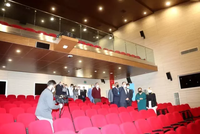 Rektör Özkan'dan İletişim Fakültesine ziyaret Rektör Özkan'dan İletişim Fakültesine ziyaret