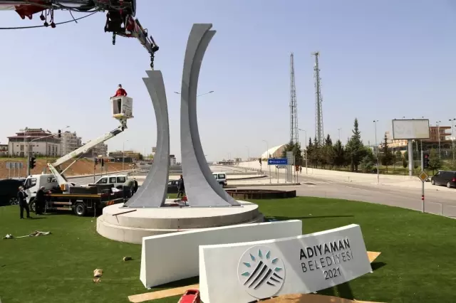 Ay yıldızlı anıt yerine yerleştirildi Ay yıldızlı anıt yerine yerleştirildi