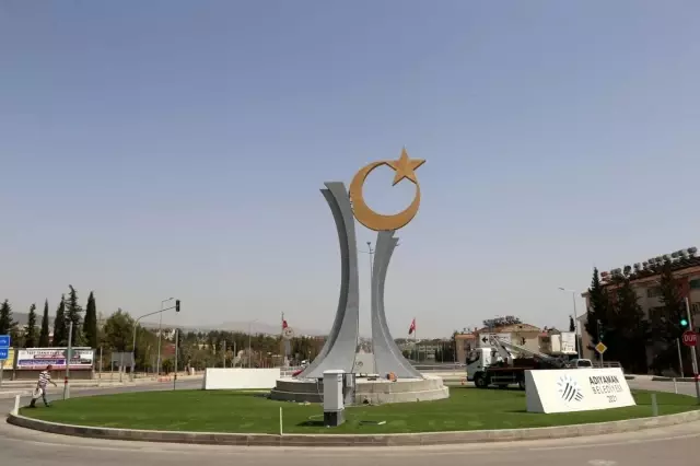 Ay yıldızlı anıt yerine yerleştirildi Ay yıldızlı anıt yerine yerleştirildi