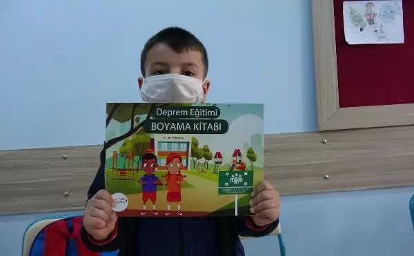 AYDIN'DA MİNİKLERE BOYAMA KİTABI İLE DEPREM BİLİNCİ AŞILANDI AYDIN'DA MİNİKLERE BOYAMA KİTABI İLE DEPREM BİLİNCİ AŞILANDI
