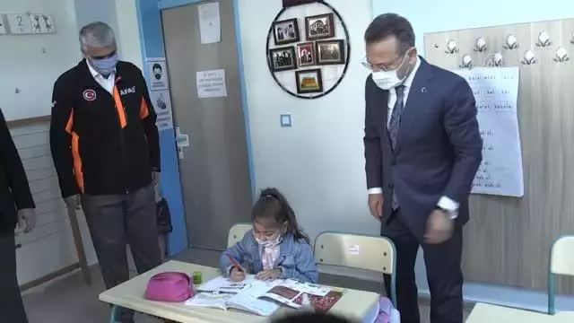Aydın Valiliği, ilkokul öğrencilerine 'deprem eğitimi boyama kitabı' dağıttı Aydın Valiliği, ilkokul öğrencilerine 'deprem eğitimi boyama kitabı' dağıttı