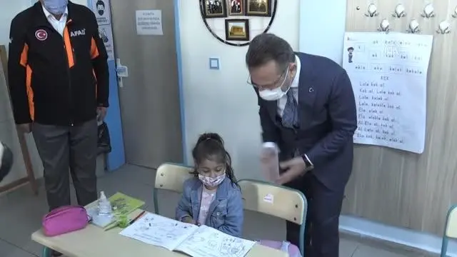 Aydın Valiliği, ilkokul öğrencilerine 'deprem eğitimi boyama kitabı' dağıttı Aydın Valiliği, ilkokul öğrencilerine 'deprem eğitimi boyama kitabı' dağıttı