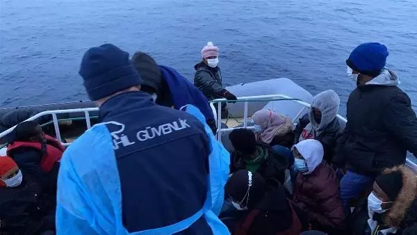Balıkesir'de 68 kaçak göçmen kurtarıldı Balıkesir'de 68 kaçak göçmen kurtarıldı