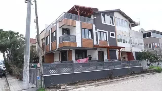 BALIKESİR - Eşi tarafından satırla yaralandığı iddia edilen kadın hastaneye kaldırıldı BALIKESİR - Eşi tarafından satırla yaralandığı iddia edilen kadın hastaneye kaldırıldı