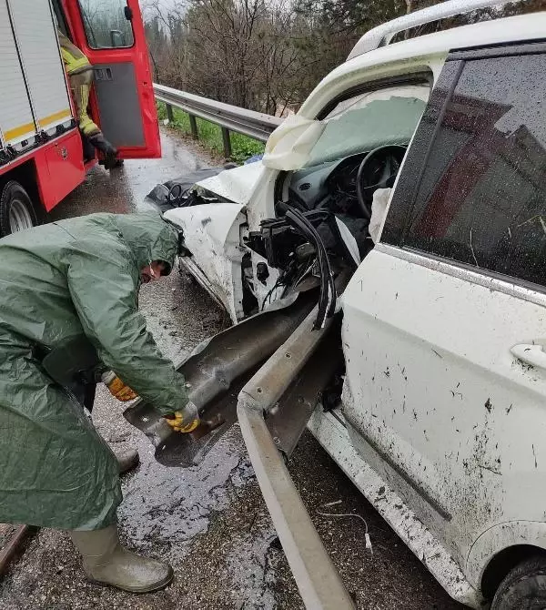 Bariyere çarpan otomobilin sürücüsü yaralandı Bariyere çarpan otomobilin sürücüsü yaralandı
