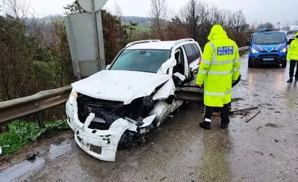 Bariyere çarpan otomobilin sürücüsü yaralandı Bariyere çarpan otomobilin sürücüsü yaralandı