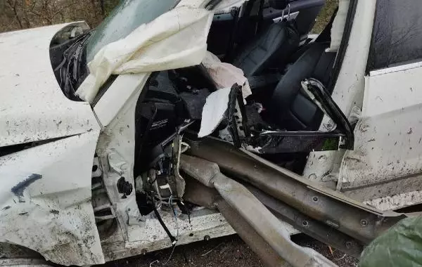 Bariyere çarpan otomobilin sürücüsü yaralandı Bariyere çarpan otomobilin sürücüsü yaralandı