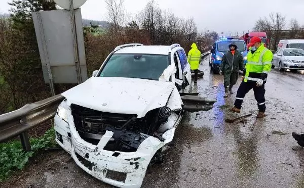 Bariyere çarpan otomobilin sürücüsü yaralandı Bariyere çarpan otomobilin sürücüsü yaralandı