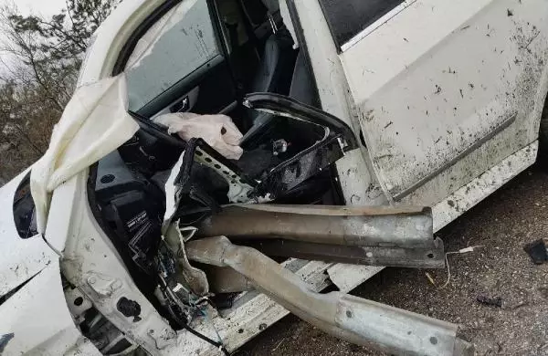 Bariyere çarpan otomobilin sürücüsü yaralandı Bariyere çarpan otomobilin sürücüsü yaralandı