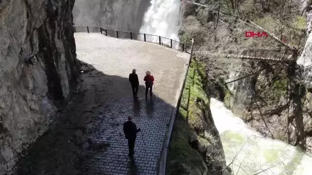 Karlar eridi, Ulukaya Şelalesi coştu Karlar eridi, Ulukaya Şelalesi coştu