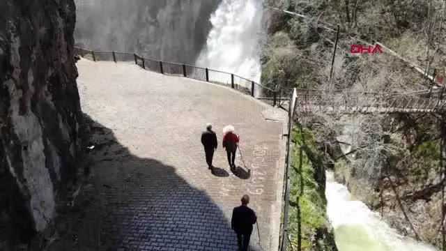Karlar eridi, Ulukaya Şelalesi coştu Karlar eridi, Ulukaya Şelalesi coştu
