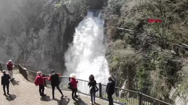 Karlar eridi, Ulukaya Şelalesi coştu Karlar eridi, Ulukaya Şelalesi coştu