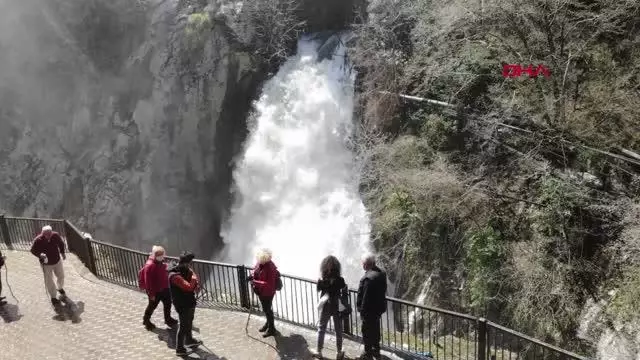 Karlar eridi, Ulukaya Şelalesi coştu Karlar eridi, Ulukaya Şelalesi coştu