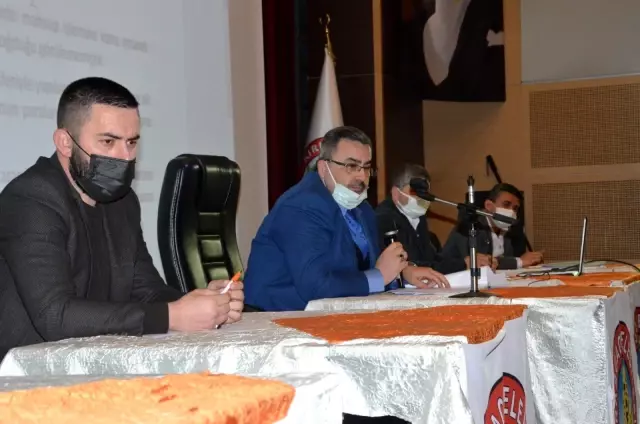 Başkan Gedüz meclis üyelerini salondan attı Başkan Gedüz meclis üyelerini salondan attı