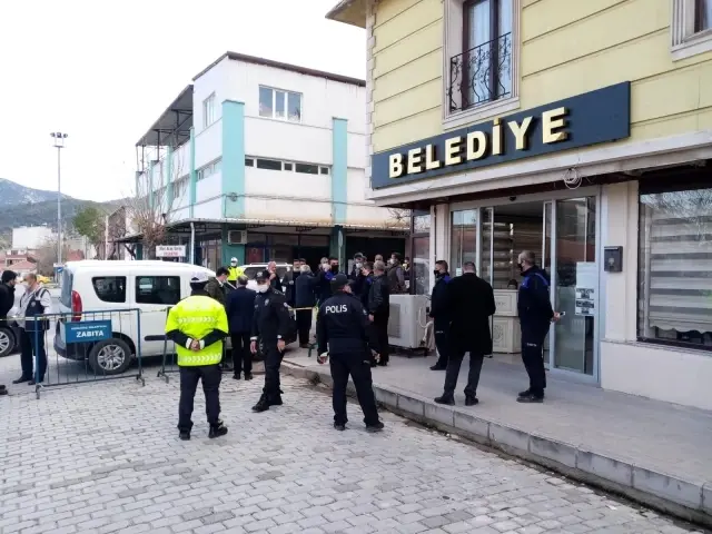 Başkan Gedüz meclis üyelerini salondan attı Başkan Gedüz meclis üyelerini salondan attı