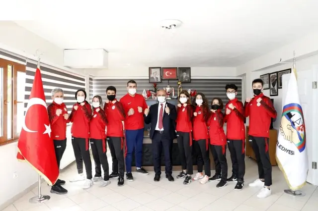 Başkan Söğüt, sporcuları uğurladı Başkan Söğüt, sporcuları uğurladı