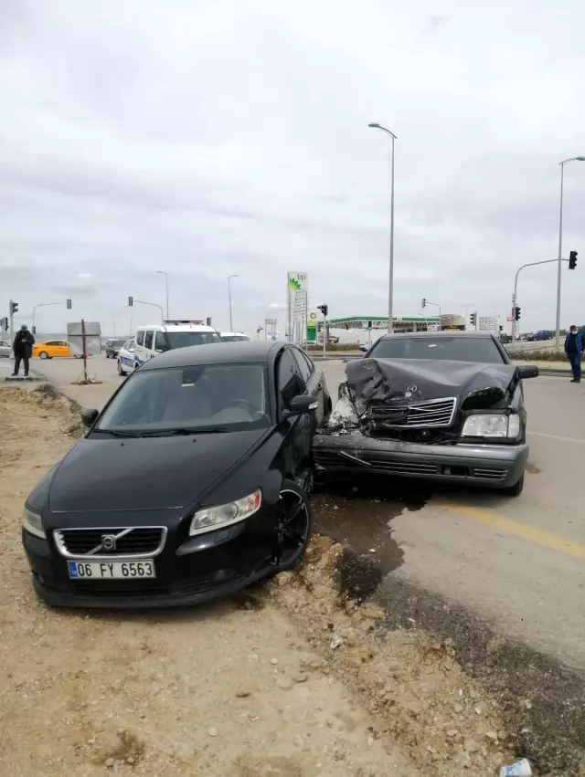 Başkent'te zincirleme trafik kazası: 4 yaralı Başkent'te zincirleme trafik kazası: 4 yaralı