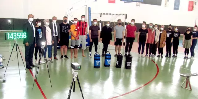 Belediye Başkanı Doğru'dan polis adaylarına spor malzemesi Belediye Başkanı Doğru'dan polis adaylarına spor malzemesi