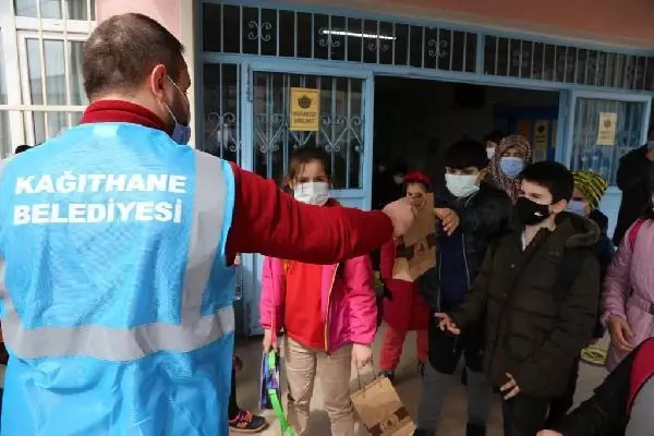 Belediyeden 7'den 70'e herkese maske ve kolonya Belediyeden 7'den 70'e herkese maske ve kolonya