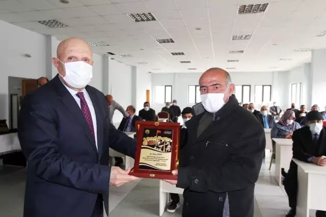 Belediyeden emekli personele vefa plaketi Belediyeden emekli personele vefa plaketi