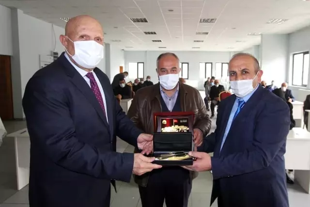 Belediyeden emekli personele vefa plaketi Belediyeden emekli personele vefa plaketi