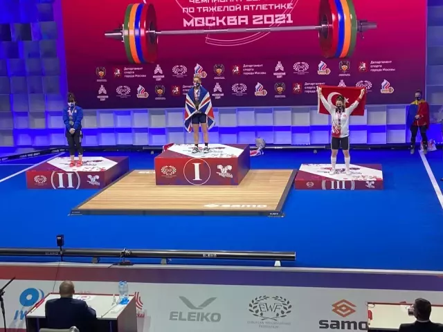 Berfin, Moskova'dan bronz ile döndü Berfin, Moskova'dan bronz ile döndü