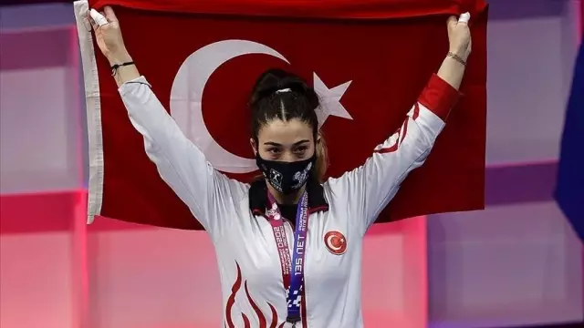 Berfin, Moskova'dan bronz ile döndü Berfin, Moskova'dan bronz ile döndü