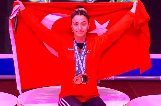 Berfin, Moskova'dan bronz ile döndü Berfin, Moskova'dan bronz ile döndü
