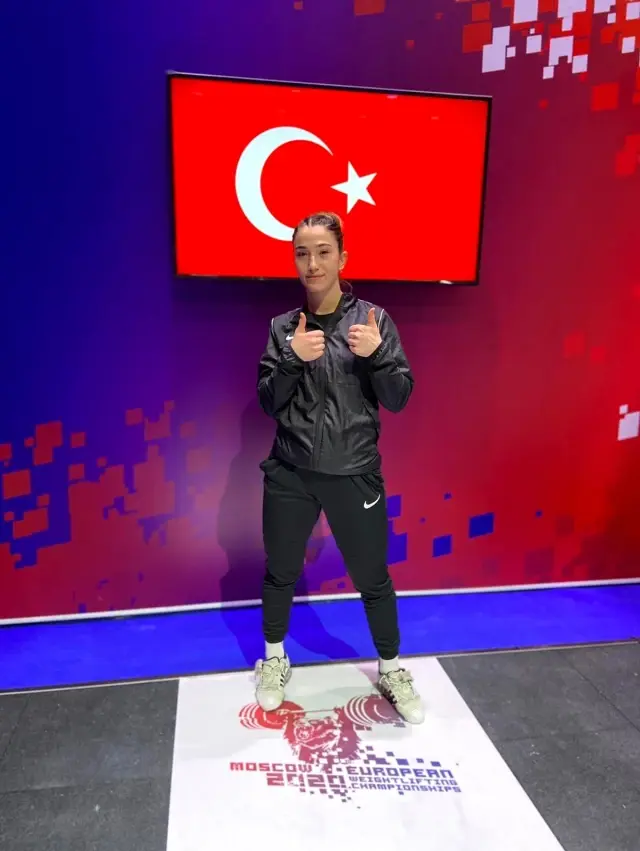 Berfin, Moskova'dan bronz ile döndü Berfin, Moskova'dan bronz ile döndü