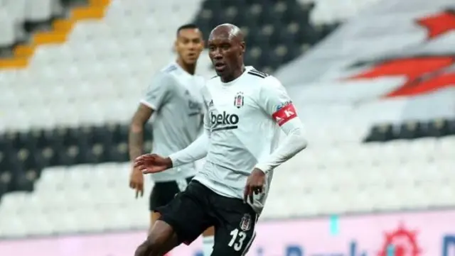 Beşiktaş'ın kaptanı Atiba Hutchinson'a ırkçı saldırı Beşiktaş'ın kaptanı Atiba Hutchinson'a ırkçı saldırı
