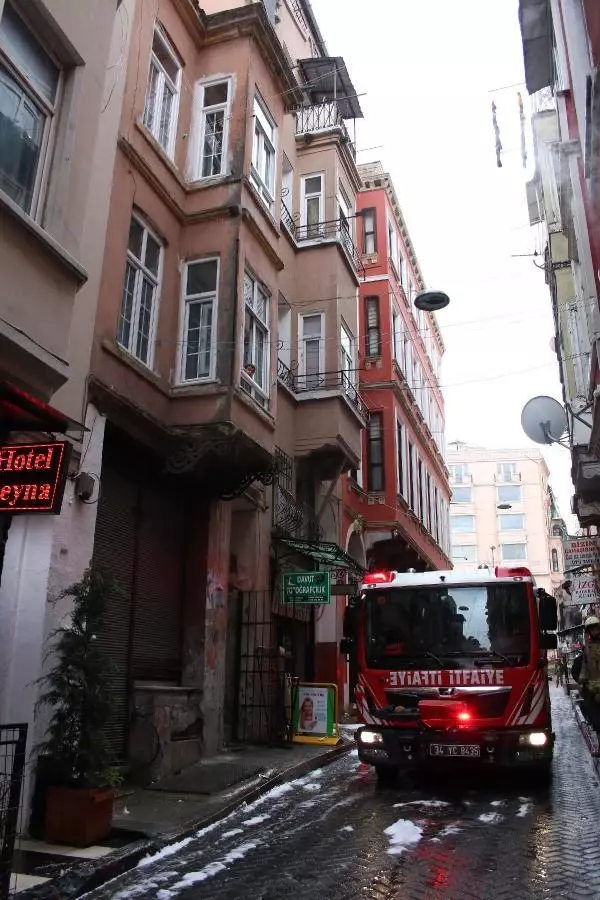 BEYOĞLU'NDA YANGINDA 2 KİŞİ DUMANDAN ETKİLENDİ BEYOĞLU'NDA YANGINDA 2 KİŞİ DUMANDAN ETKİLENDİ
