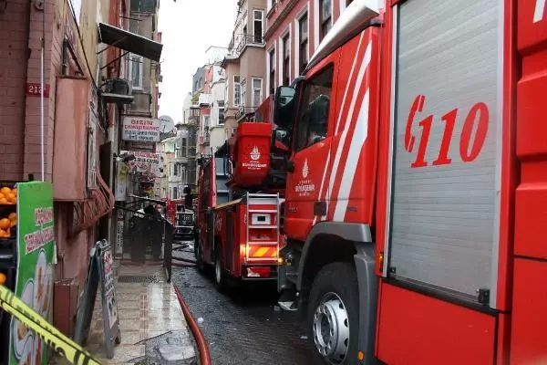 BEYOĞLU'NDA YANGINDA 2 KİŞİ DUMANDAN ETKİLENDİ BEYOĞLU'NDA YANGINDA 2 KİŞİ DUMANDAN ETKİLENDİ