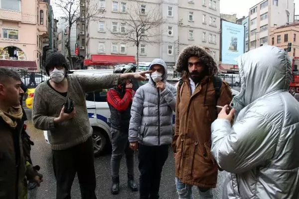BEYOĞLU'NDA YANGINDA 2 KİŞİ DUMANDAN ETKİLENDİ BEYOĞLU'NDA YANGINDA 2 KİŞİ DUMANDAN ETKİLENDİ