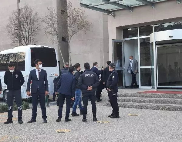'Bildiri' soruşturmasında 10 emekli amiral için 4 gün ek gözaltı talebi