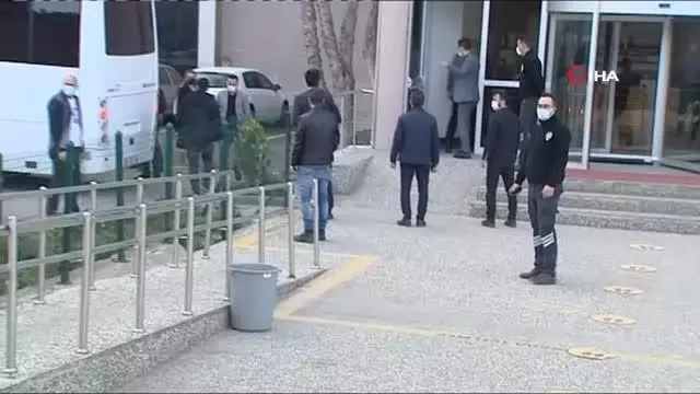 Gözaltına alınan amiraller adliyede beyanlarını veriyor Gözaltına alınan amiraller adliyede beyanlarını veriyor