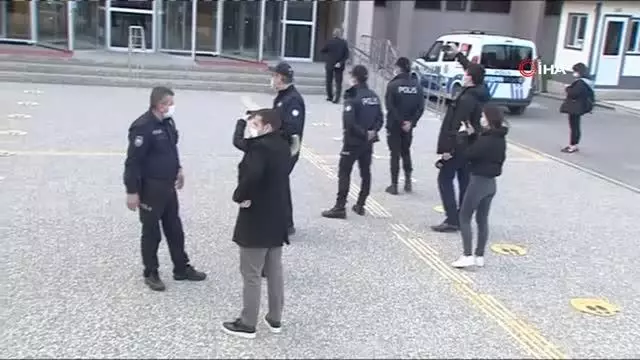 Gözaltına alınan amiraller adliyede beyanlarını veriyor Gözaltına alınan amiraller adliyede beyanlarını veriyor