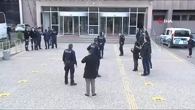 Gözaltına alınan amiraller adliyede beyanlarını veriyor Gözaltına alınan amiraller adliyede beyanlarını veriyor