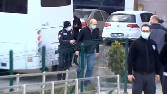 Gözaltına alınan amiraller adliyede beyanlarını veriyor Gözaltına alınan amiraller adliyede beyanlarını veriyor
