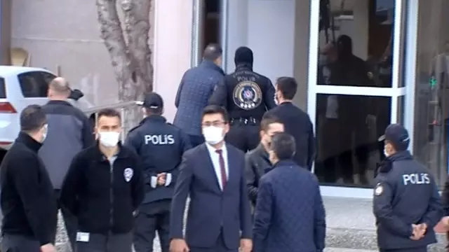 Gözaltına alınan amiraller adliyede beyanlarını veriyor Gözaltına alınan amiraller adliyede beyanlarını veriyor