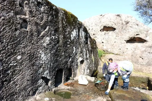 Binlerce yıllık kaya mezarları turizme kazandırmak için kolları sıvadılar Binlerce yıllık kaya mezarları turizme kazandırmak için kolları sıvadılar