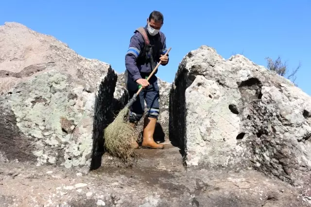 Binlerce yıllık kaya mezarları turizme kazandırmak için kolları sıvadılar Binlerce yıllık kaya mezarları turizme kazandırmak için kolları sıvadılar