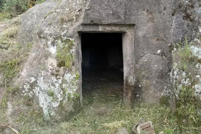 Binlerce yıllık kaya mezarları turizme kazandırmak için kolları sıvadılar Binlerce yıllık kaya mezarları turizme kazandırmak için kolları sıvadılar