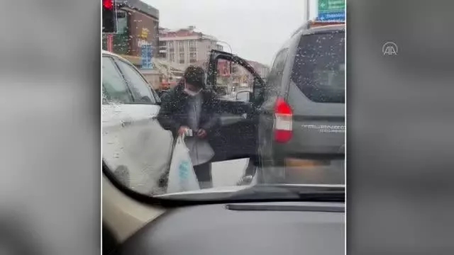 Bir kişinin mendil satarken üşüyen çocuğa montunu vermesi cep telefonuyla görüntülendi Bir kişinin mendil satarken üşüyen çocuğa montunu vermesi cep telefonuyla görüntülendi