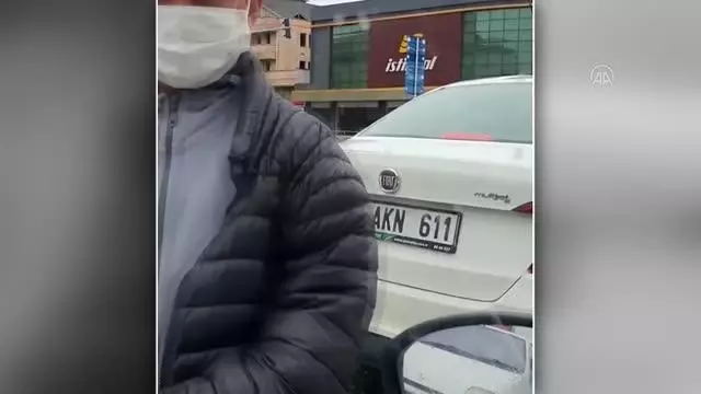 Bir kişinin mendil satarken üşüyen çocuğa montunu vermesi cep telefonuyla görüntülendi Bir kişinin mendil satarken üşüyen çocuğa montunu vermesi cep telefonuyla görüntülendi