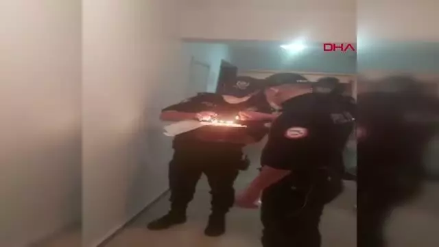 Son dakika haber... BOLU POLİSTEN İZOLASYON ALTINDAKİ BERKAY'A SÜRPRİZ DOĞUM GÜNÜ((( Son dakika haber... BOLU POLİSTEN İZOLASYON ALTINDAKİ BERKAY'A SÜRPRİZ DOĞUM GÜNÜ(((