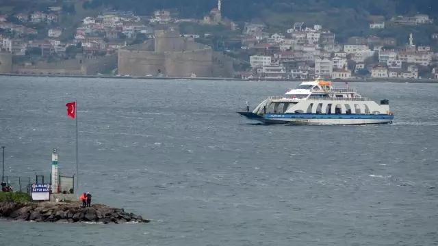 Bozcaada'ya feribot seferleri iptal edildi Bozcaada'ya feribot seferleri iptal edildi